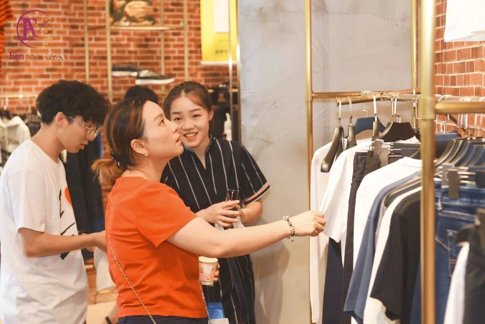 成都“时尚大咖”请注意!这里有个超低价大牌库喊你来爆仓