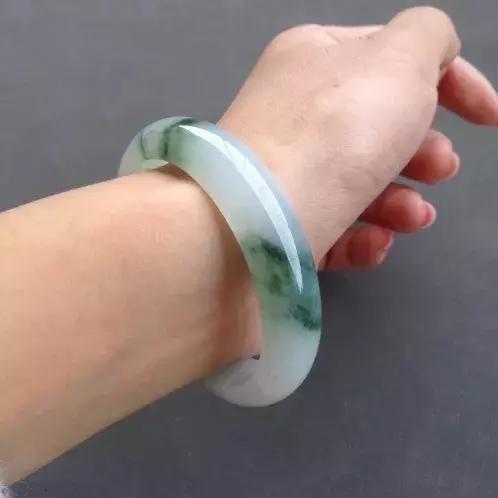 翡翠手镯怎样好戴一些,翡翠手镯是糯种好还是冰糯好