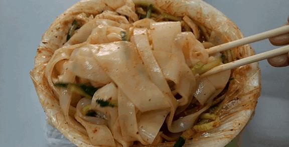 乌鲁木齐好吃的薄凉皮,乌鲁木齐当地人爱吃的凉皮