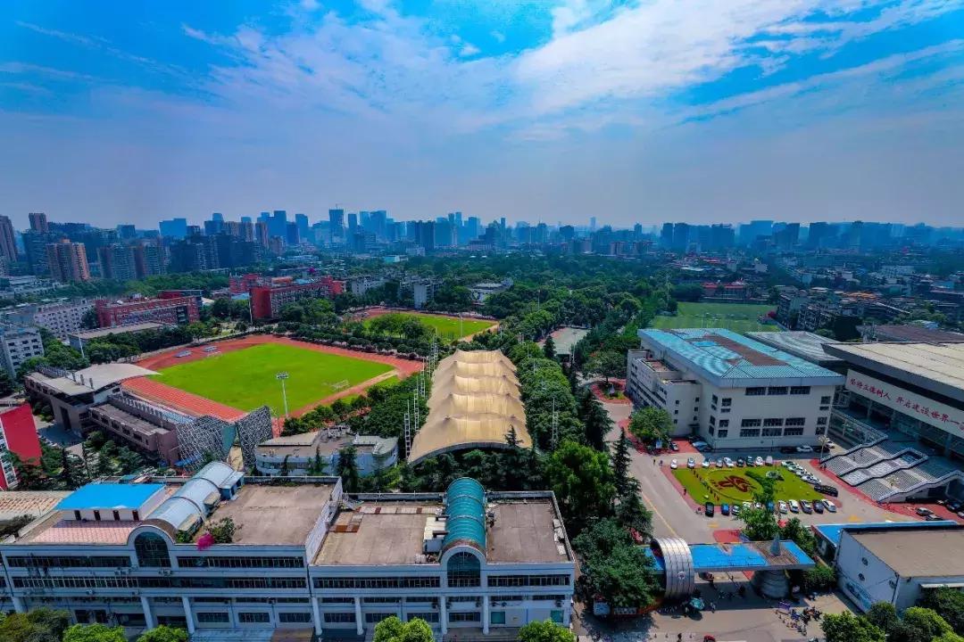 成体,一所靠“抓小偷”牢牢锁死热搜的学校