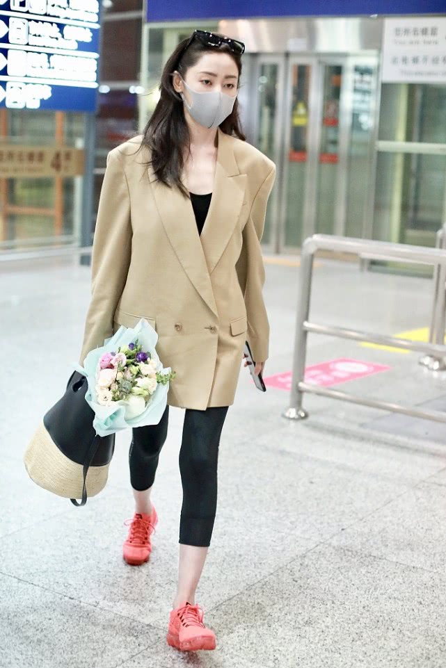 张天爱等明星镂空白西装造型,张天爱穿衣风格展现多元时尚世界