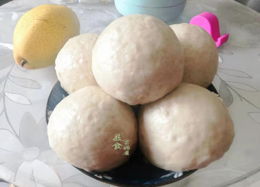 冬天孩子咳嗽，用梨做成水果馒头，孩子特别爱吃还可缓解预防咳嗽