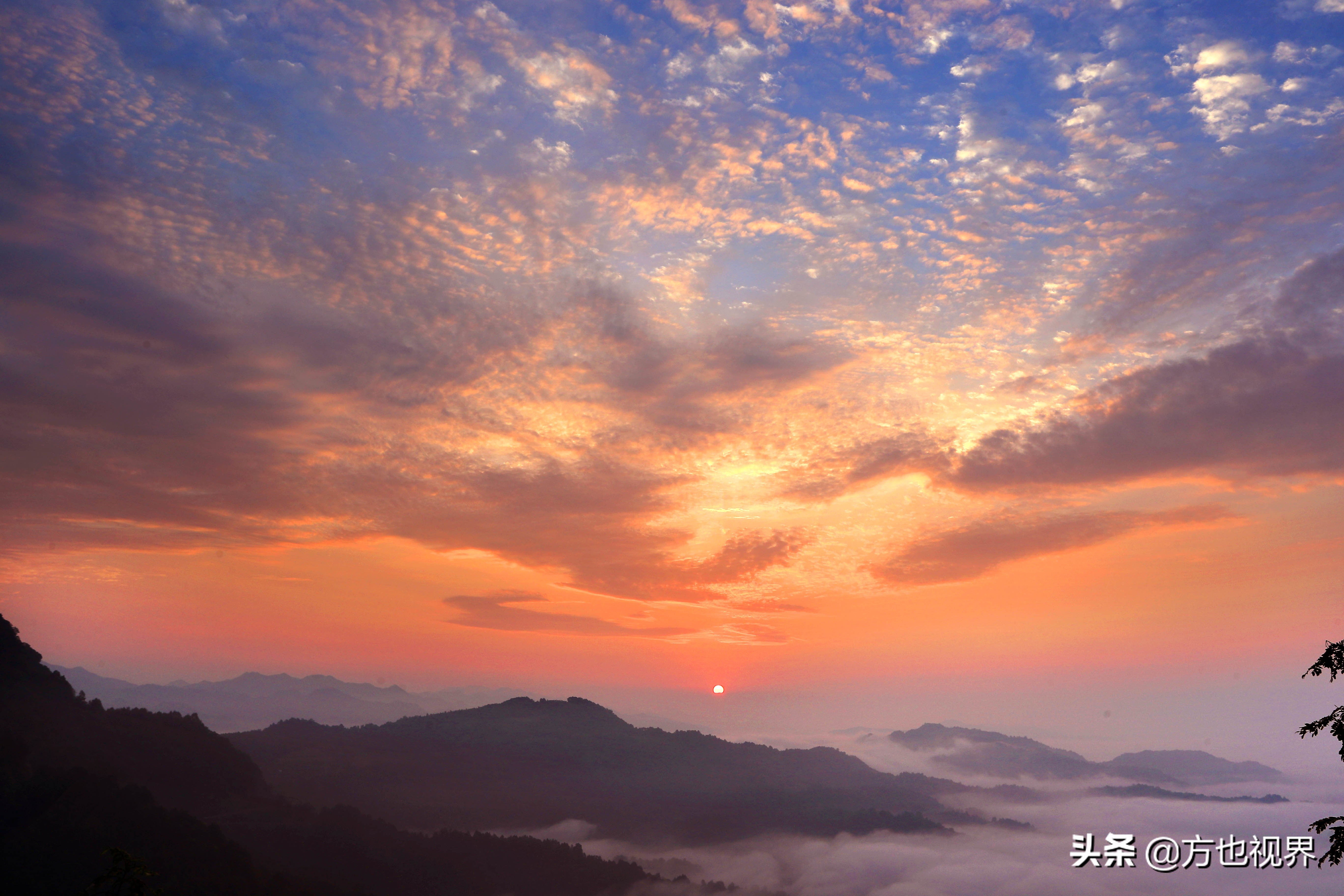 15日旅游精选:高颜值实拍!河北这个山顶足球场火了