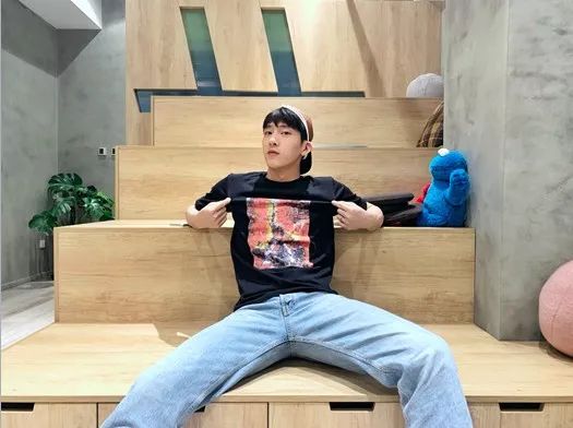 优衣库出了billie和村上隆的联名,大招来了ac米兰