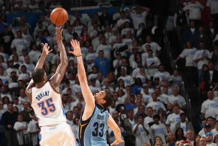 经典回顾|防守与进攻的极致对抗，灰熊当年如何驯服杜威二少？