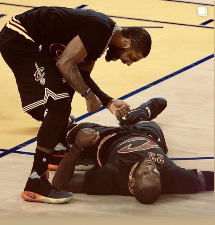 16年骑士夺冠后詹姆斯拥抱欧文,16年骑士夺冠时刻欧文绝杀库里