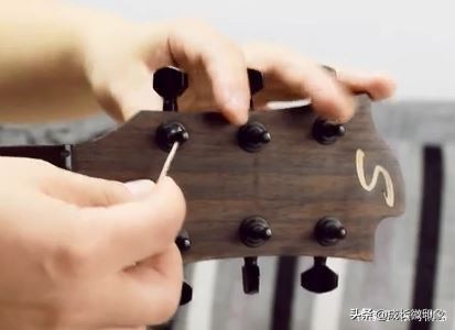 民谣吉他怎么换弦教程,民谣吉他更换琴弦详细教程