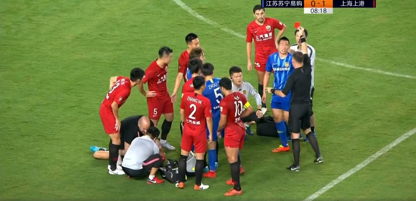 中超惊现德容式飞踹！苏宁恶汉踹碎上港球员球衣胸口3道血痕刺眼