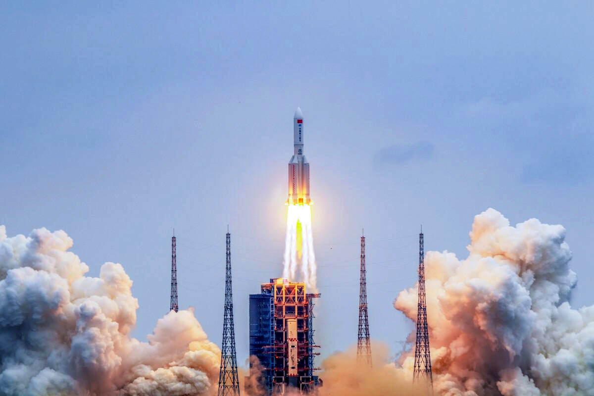 火箭发射前助推器为什么冒白烟,长征五号火箭掉落视频