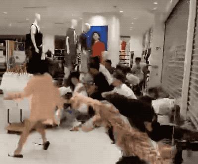 kaws优衣库疯抢事件背景,优衣库和kaws抢购现场
