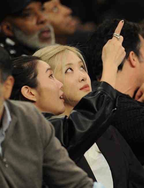 朴彩英最近去看nba球赛的照片,朴彩英nba赛场生图