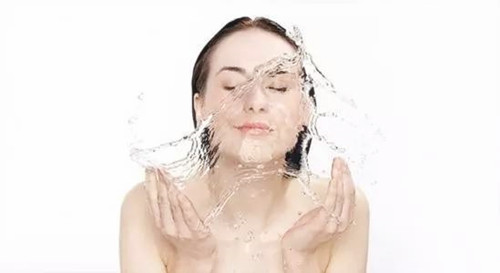 脸上泛红敏感肌肤的注意事项,敏感肌肤泛红怎么改善