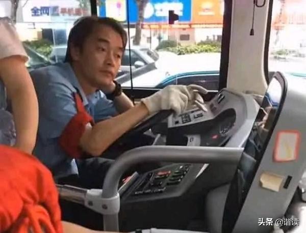 公交司机撞脸张国荣不靠脸吃饭,公交车司机撞脸张国荣
