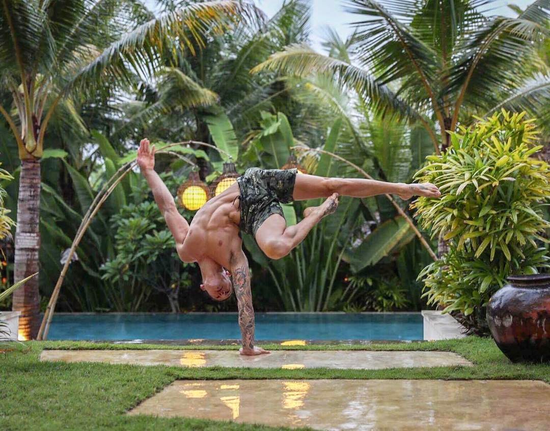 男神“衣架子”身材大揭秘，原来是每天坚持瑜伽，力量升级不得了
