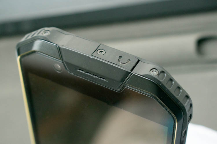 手机掉水里当场拿起来,手机掉入水中还可以正常使用