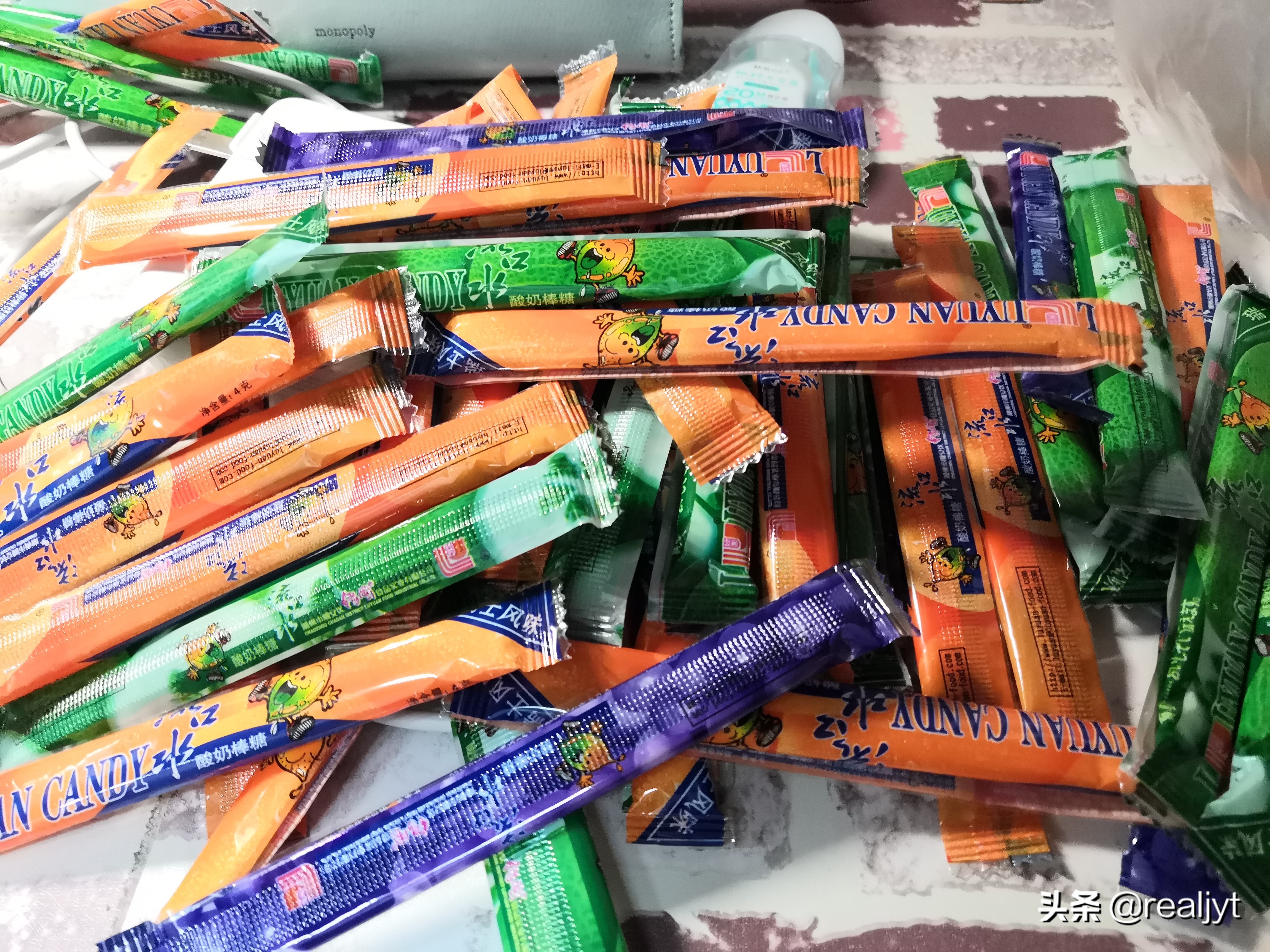 今天，带你坐上时光机，回到儿时零食铺～