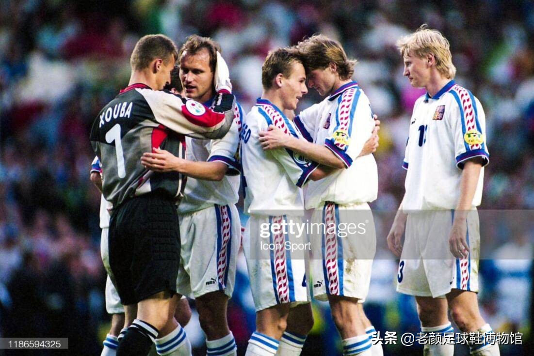 捷克铁人前锋出道，踢中场成名，欧锦赛上跑不死的边翼卫加盟蓝鹰