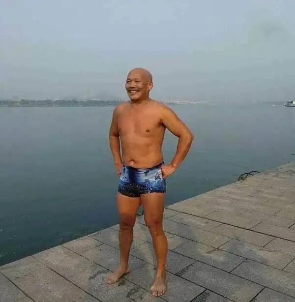 70岁老人下河游泳遇险,海边游泳溺水18岁男孩