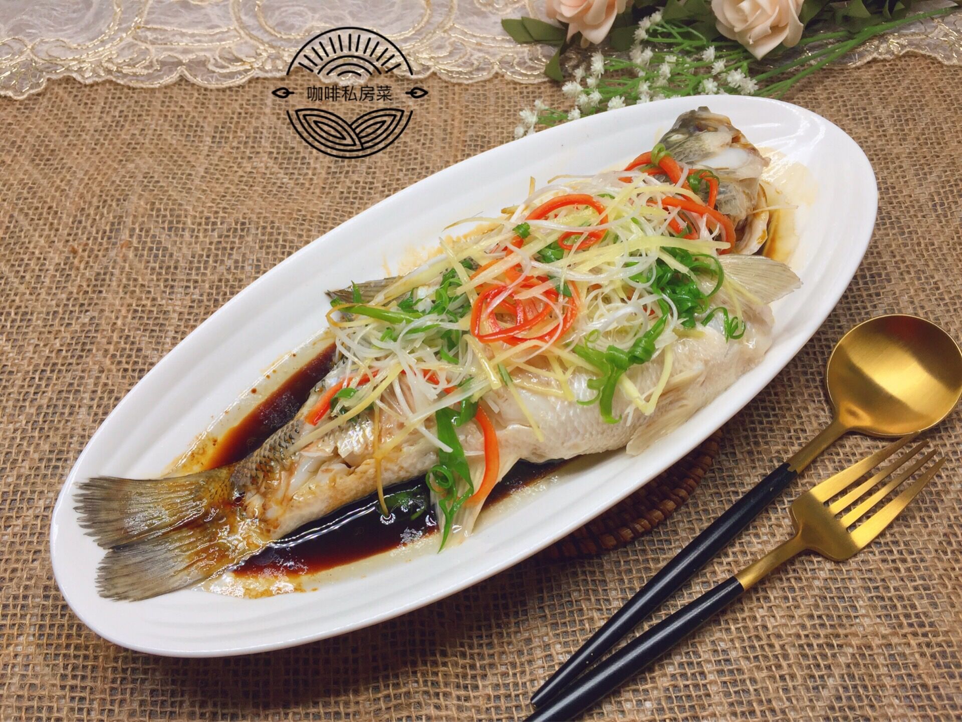 清蒸鱼是先浇热油还是先倒鱼豉油,清蒸鱼先放蒸鱼豉油还是先浇热油