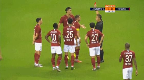 面对犯规这名裁判选择了转身背对事发地！中超何时才能公平竞赛