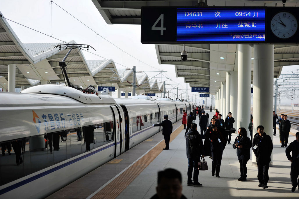 轨道下的碎石子是啥？为啥火车轨道下面要铺，高铁轨道上却不用