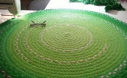 教你亲手制作创意手工旧毛线地毯,旧物品手工地毯