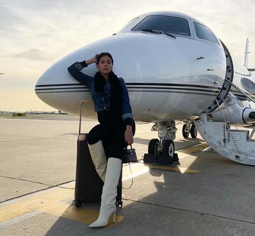 c罗在赛场亲吻乔治娜,c罗和女友乔治娜穿球衣合照图