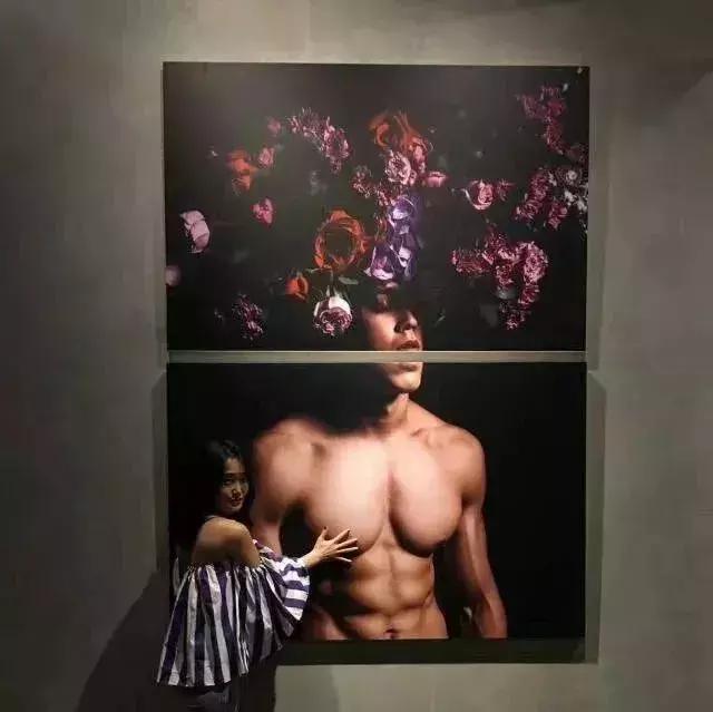 混血肌肉男模被“硬核阿姨”袭胸？她们做了我不敢做的事！