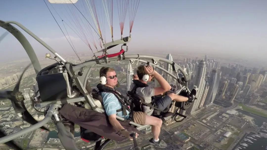 演艺圈里的职业赛车手,他是三个孩子的爸爸的英文怎么说