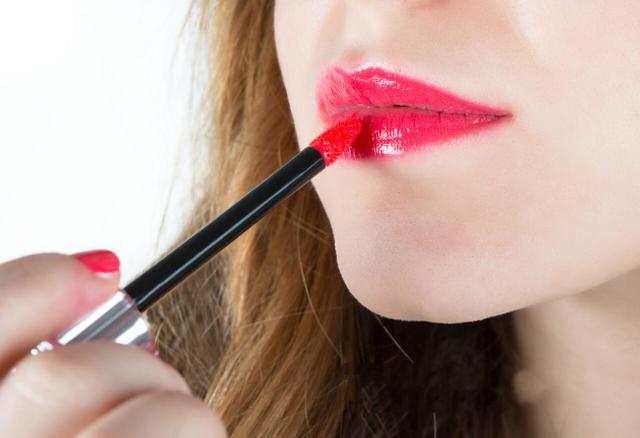 50多岁妇女嘴唇白是什么原因,中年女人的嘴唇是什么样