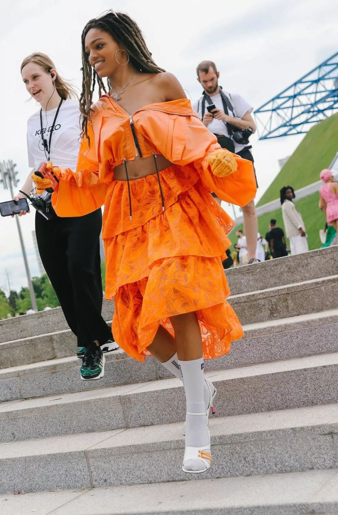 时尚穿搭袜子这样穿时髦又好看,花边袜子怎么穿时髦