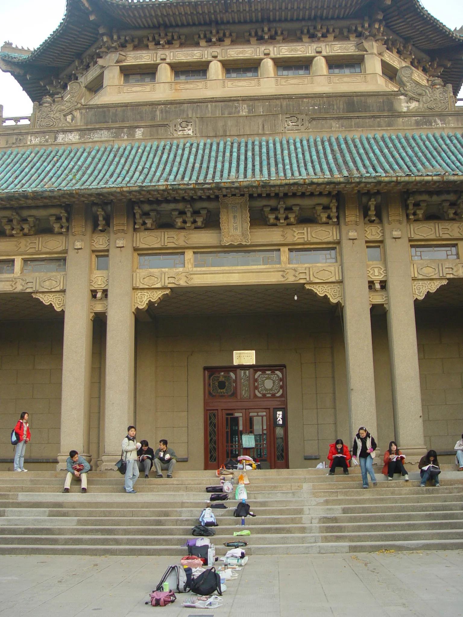 武汉高校中，最美武汉大学，“亚美”属于中南财经政法大学