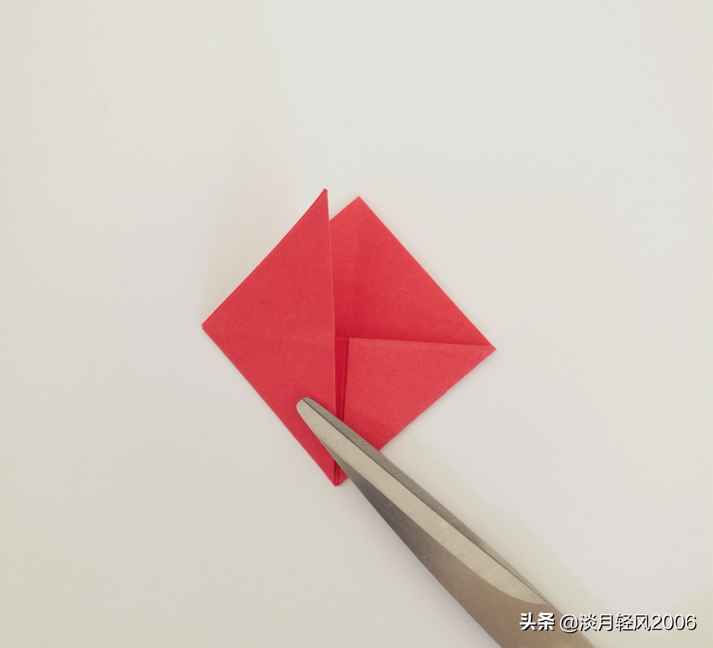 简单有趣的卡纸折心,小孩子拿卡纸折爱心