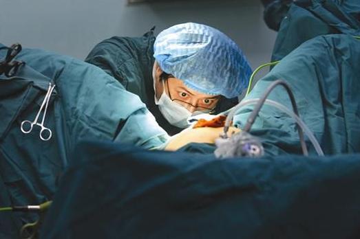 孕妈生宝宝痛得大叫,孕妈生娃十级痛感觉