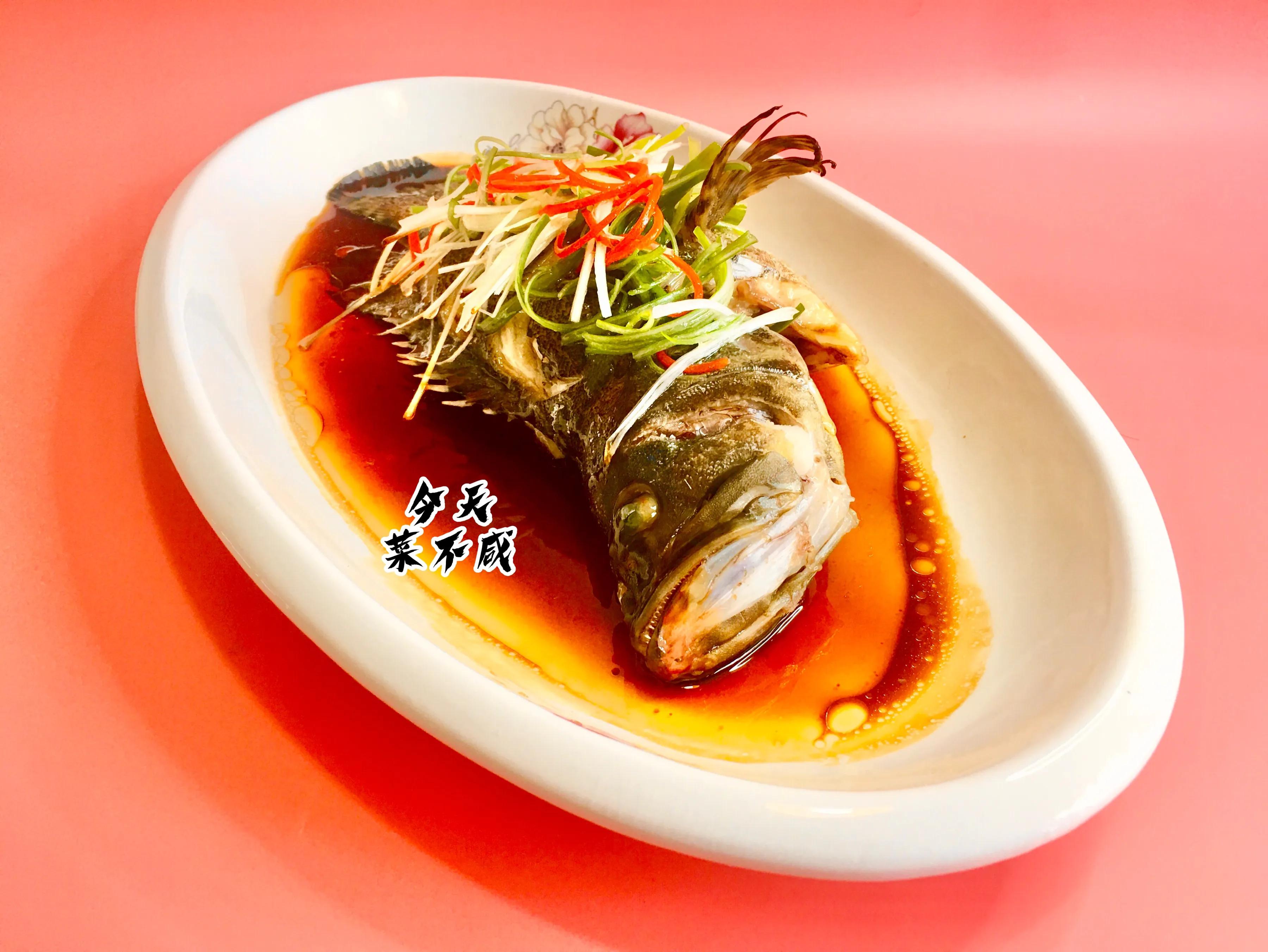 石斑鱼先倒蒸鱼豉油还是先泼油,清蒸鱼石斑鱼放什么调料