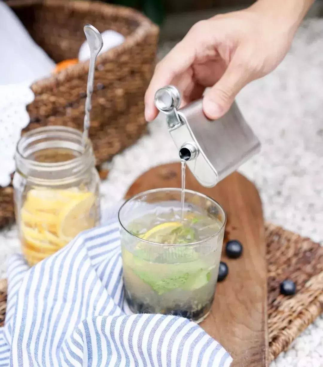 野餐喝什么饮料,晚上野餐准备什么吃的