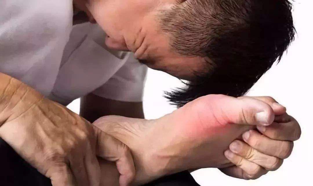 早上起来脚微微痛是痛风发作了吗,脚走路疼痛是痛风的前兆吗