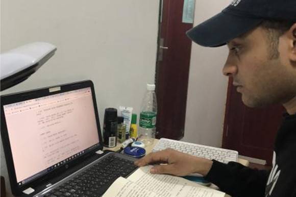 不同的坐标同一堂网课，外国留学生在线相聚：期待疫情过去，花开满路