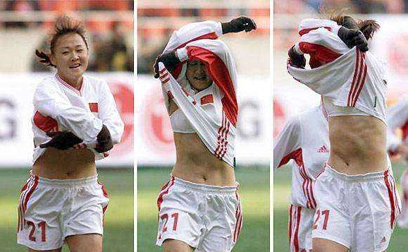 女足进球后脱衣庆祝,女足球员脱衣庆祝