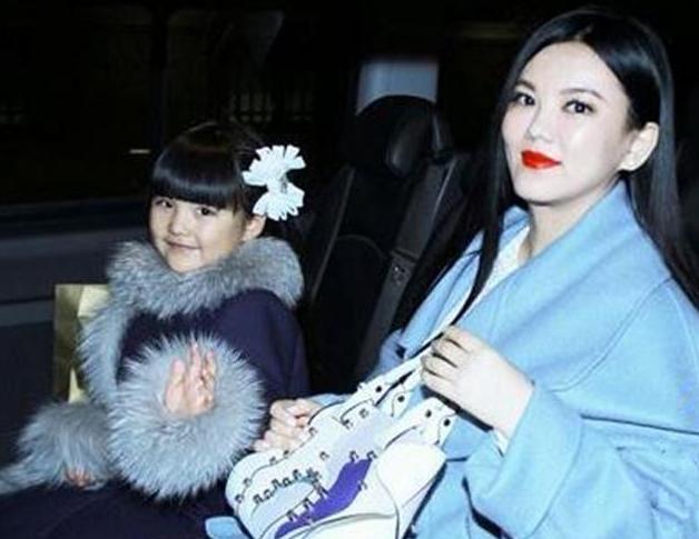 王诗龄绘画作品孔雀,王诗龄画的孔雀怎样