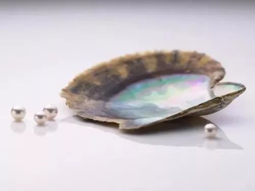 戴上珍珠发夹就是小仙女,当女人戴上眼镜