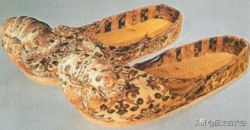 为什么古人的鞋子往上翘,古人的鞋子为什么都是鞋尖朝上的