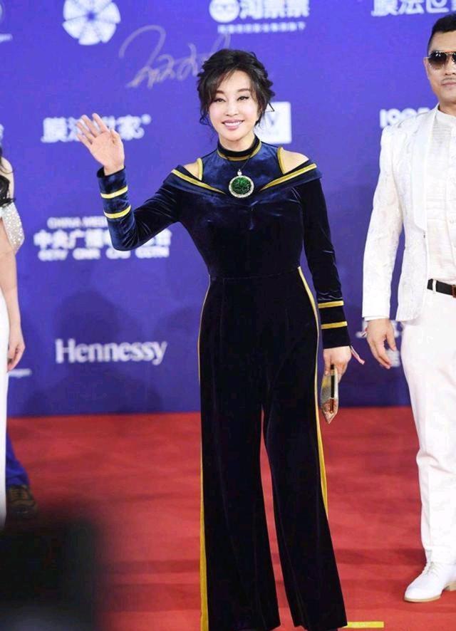 64岁刘晓庆花样多，剪短发梳成背头霸气十足，配西装太MAN了