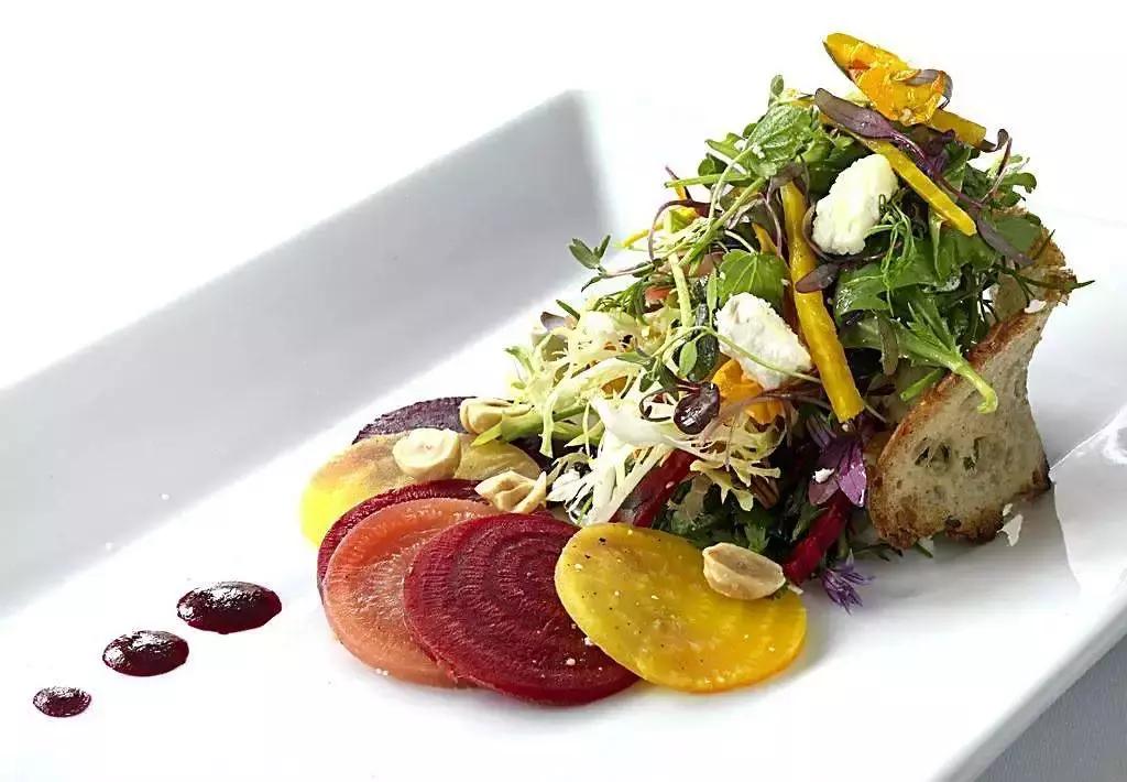 西餐的吃法怎么拿刀叉,吃西餐正确拿刀叉的姿势