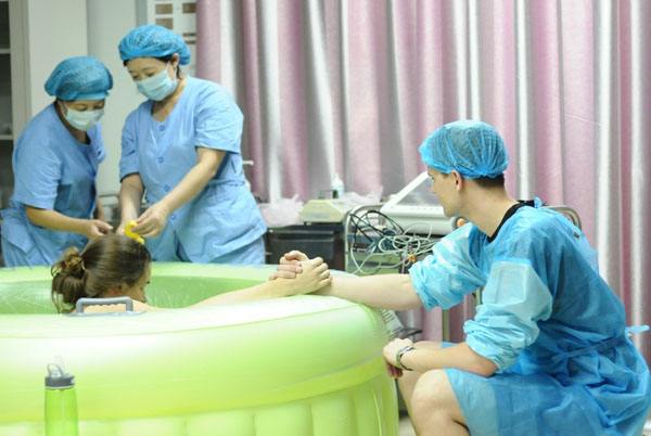 一边游泳一边生孩子，外国人真强大，“水中分娩”你了解吗？