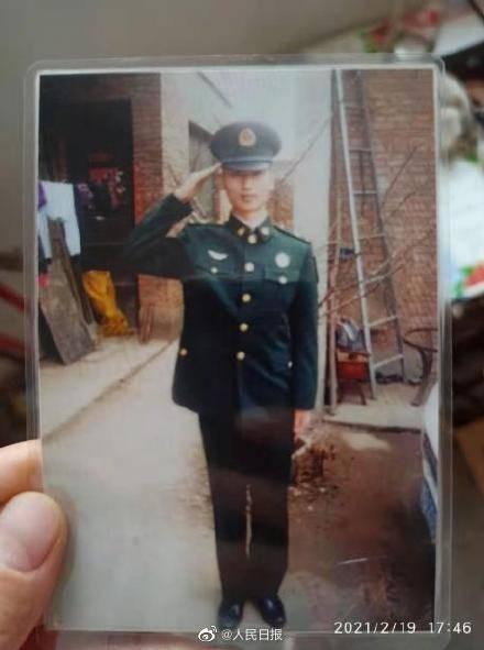 中国军人用血肉之躯肆虐洪水,00后解放军官兵抗震救灾