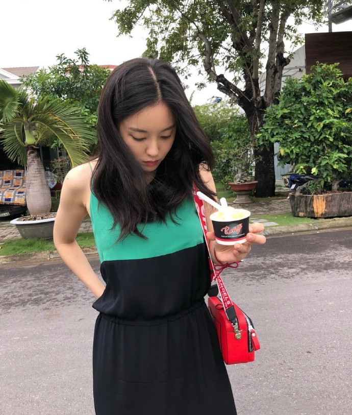 朴孝敏极简穿搭质感十足,朴孝敏最新穿搭