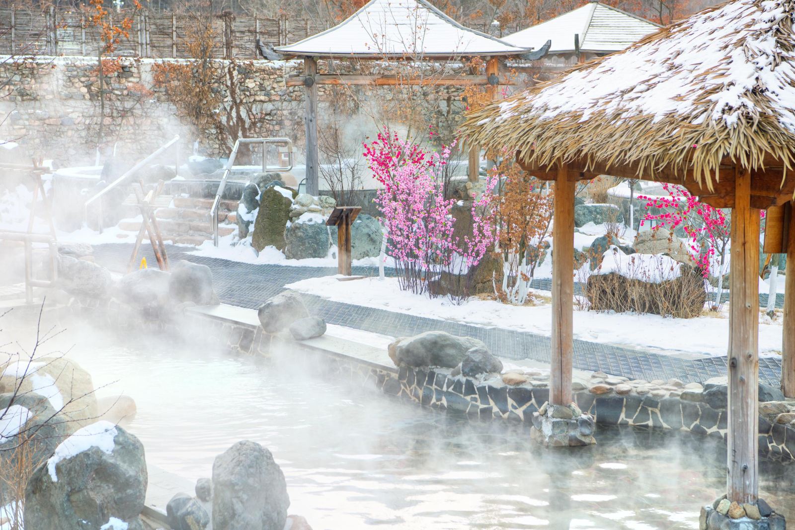 秋风萧瑟温泉酒店,秋风起最适合泡温泉