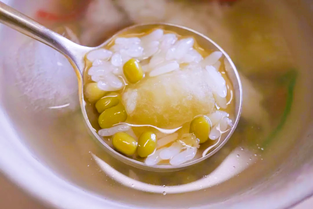 煮出颜色碧绿的绿豆汤的正确方法,怎么煮出来的绿豆汤不会变颜色