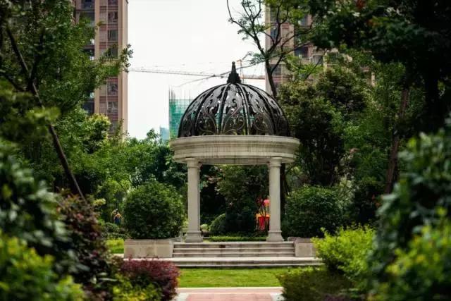 单价9000地铁口湖景住宅,单价1w买地铁精装房